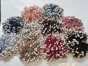 Détail d'élastiques à cheveux multi-brins extensibles avec perles de différentes couleurs