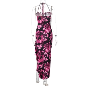 Dettaglio dell'abito halter floreale rosa e nero con schiena scoperta e lacci