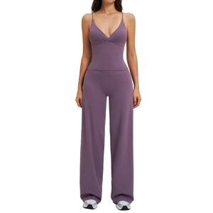 Ensemble de yoga violet avec caraco décolleté en V et pantalon large à taille haute