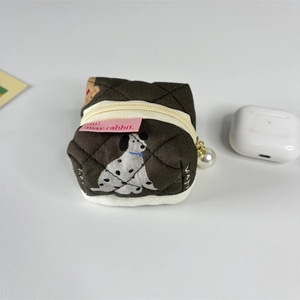 Gros plan sur la pochette matelassée marron pour écouteurs avec motif dalmatien et perle