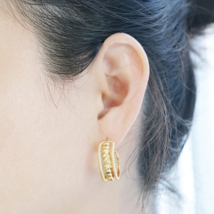 Mannequin portant des créoles élégantes à plusieurs rangées de perles en acier doré 18K