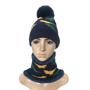 Kinder Strickmütze und Schal Set in Dunkelblau mit süßem Muster und warmem Fleece-Futter