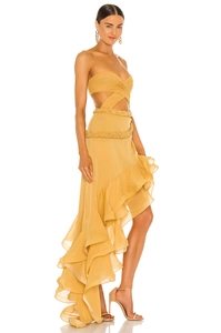 Robe en mousseline jaune gingembre avec ourlet à volants et découpe latérale ajustée