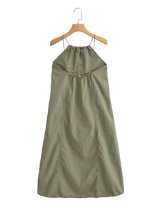 Vue détaillée d'une robe dos nu vert sauge en tissu tissé léger et fluide