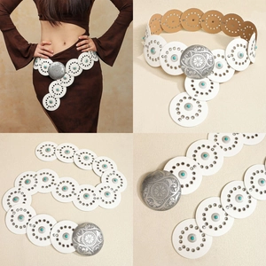 Détails d'une ceinture en cuir blanc ornée de turquoise et d'une boucle argentée vintage