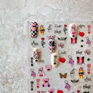 Détail d'autocollants nail art Y2K avec ours roses, motifs de flammes et style punk street