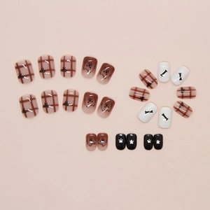 Détails de 24 faux ongles à carreaux marron avec motifs chiot et nœud papillon