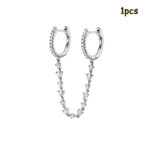 Détail de la boucle d'oreille chaîne en argent avec zircons et pampilles à franges