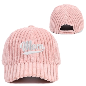 Bonnet en velours côtelé rose avec broderie blanche Mom vu de face et de l'arrière