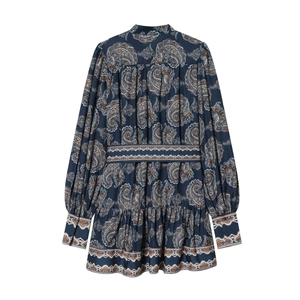 Vue détaillée d'une robe bleue à manches longues avec motif cachemire et ourlet à volants
