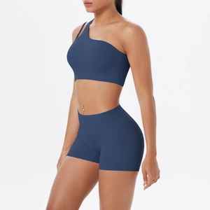 Nahaufnahme des One-Shoulder-Sport-BHs und der Yoga-Shorts mit hoher Taille in Dunkelblau