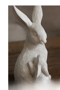 Détail de statues de lapins en résine blanche avec texture sculptée pour le jardin