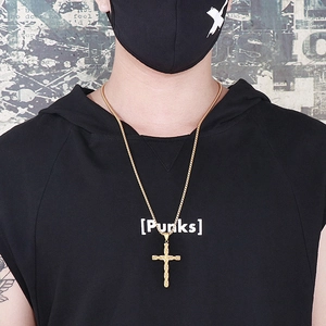 Collana da uomo con croce in acciaio inossidabile dorato con trama a spirale