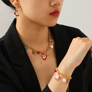 Parure de bijoux de Noël avec pendentifs Père Noël et renne portée par un mannequin