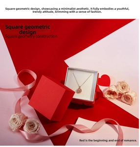 Pendentif floral carré élégant avec pierre précieuse dans un coffret cadeau rouge luxe