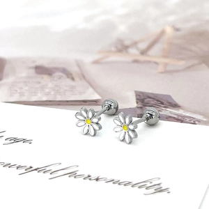 Gänseblümchen Ohrstecker aus Edelstahl mit weißen Blütenblättern und Kugelverschluss