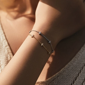 Elegant S925 sterling silver four-leaf clover bracelets in gold and silver finish