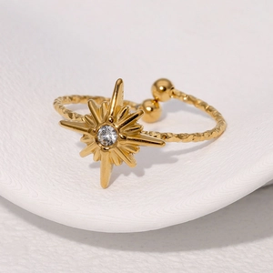 Minimalistischer goldener Edelstahl-Sternring mit Zirkonia und gehämmerter Textur