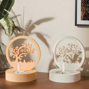 Dettaglio di stampo in silicone per portacandele HOME su tavolo con luce soffusa