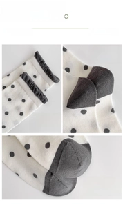 Vue détaillée de chaussettes en coton avec bords volantés et talons renforcés