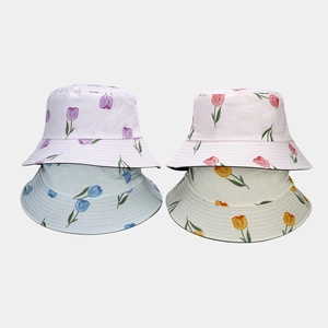 Détail des bobs réversibles en coton avec motifs floraux de tulipes colorées