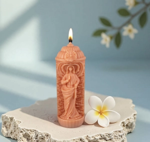 Detail einer brennenden Reliefkerze mit Heiligenfigur und echter Flammenwirkung