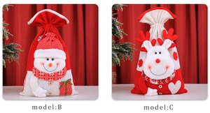 Dettaglio di sacchetti regalo natalizi in maglia con motivi pupazzo di neve e renna