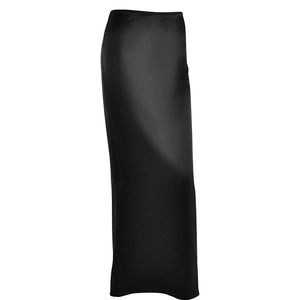 Dettaglio elegante gonna lunga in raso nero con trama di tessuto liscio e vita alta