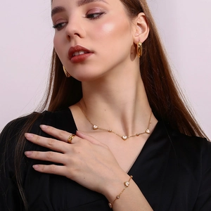 18K gold plated jewelry set with heart shells and diamonds on necklace and bracelet