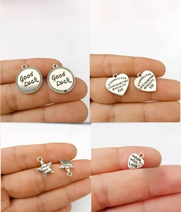 Tableau des tailles de quatre pendentifs en alliage argenté pour la création de bijoux