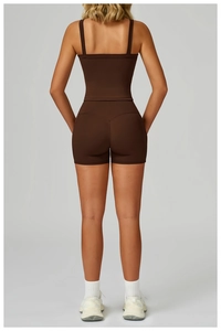 Détail du haut court à dos ajouré et du short taille haute en marron chocolat foncé
