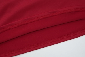 Vista macro dettagliata della trama in maglia rossa e cuciture precise sull'orlo