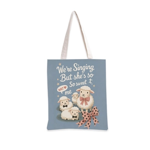 Détail d'un sac cabas en toile avec illustration de moutons et poignées robustes