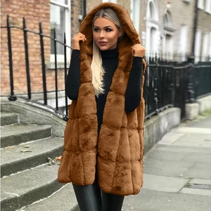 Gilet à capuche en fausse fourrure marron pour femme avec texture matelassée
