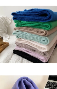 Gros plan montrant diverses couleurs d'écharpes en mohair avec texture brossée douce