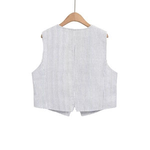 Gilet rayé bleu et blanc avec fente au dos sur cintre en bois sur fond blanc impeccable