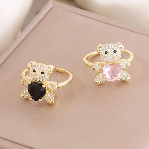 Luxuriöse Bärenringe in Gold mit rosa und schwarzen Zirkonia-Herzen auf Samt-Display