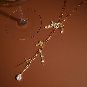 Collier trombone doré avec plusieurs pendentifs en croix et zircon en forme de poire