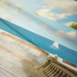 Detail der dichten Webstruktur und des mediterranen Landschaftsdrucks auf dem Wandteppich