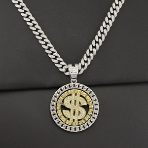 Détail macro du pendentif dollar rotatif bicolore avec chaîne cubaine sertie de diamants