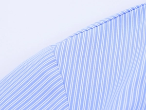 Dettaglio della cucitura della spalla su una camicia a righe bianche e blu rifinita