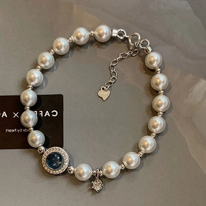 Zilveren armband met witte parels, blauwe zirkoon hanger en S925 zilveren merkje