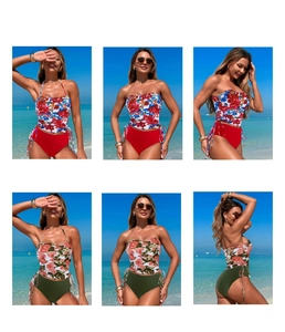 Détail du haut de bikini floral avec cordon latéral et culotte haute sur la plage