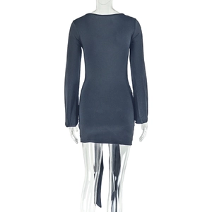 Vue arrière d'une robe mini moulante à manches longues en gris foncé avec coupe ajustée