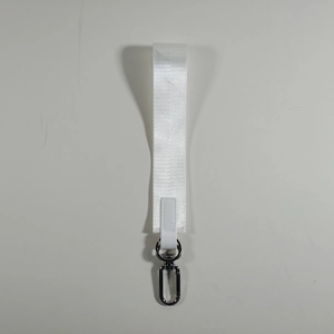 Dettaglio del cinturino da polso bianco intrecciato con gancio in metallo e pelle