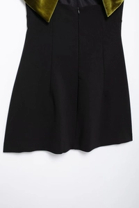 Détail de robe dos nu noire avec col en velours vert olive et drapé élégant de haute qualité