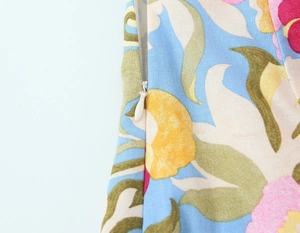 Détail de la fermeture éclair invisible sur une robe à imprimé floral bleu ciel