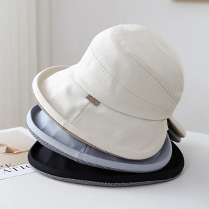 Chapeaux de soleil respirants en beige, bleu et noir avec des bords à carreaux chic