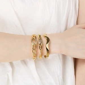 Ensemble de trois bracelets en acier inoxydable plaqué or 18 carats avec diamants