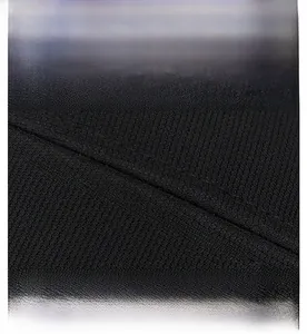 Gros plan du tissu noir de la casquette montrant les détails de couture à double rangée